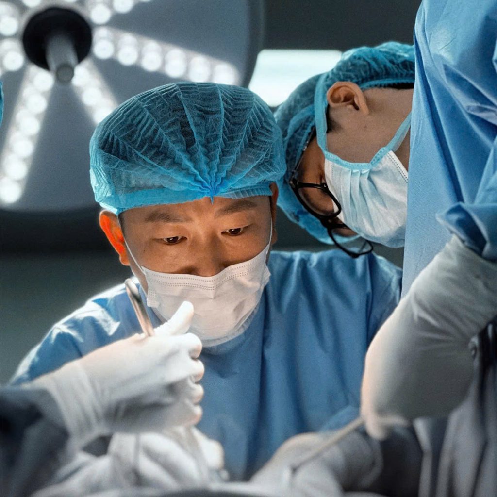 Ths.Bs nội trú Ngọc Dương trong phòng phẫu thuật