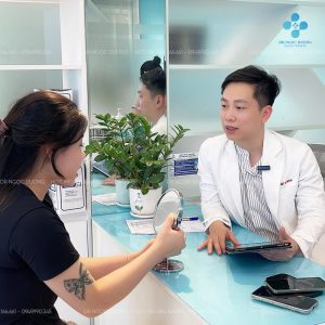 Bác sĩ Ngọc Dương tái khám sau Treo cung mày