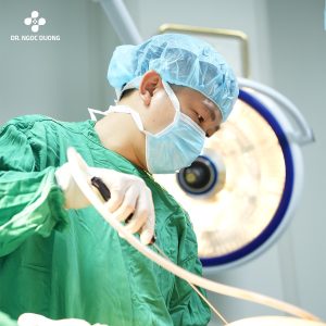 Bác sĩ ngọc dương đang thực hiện hút mỡ